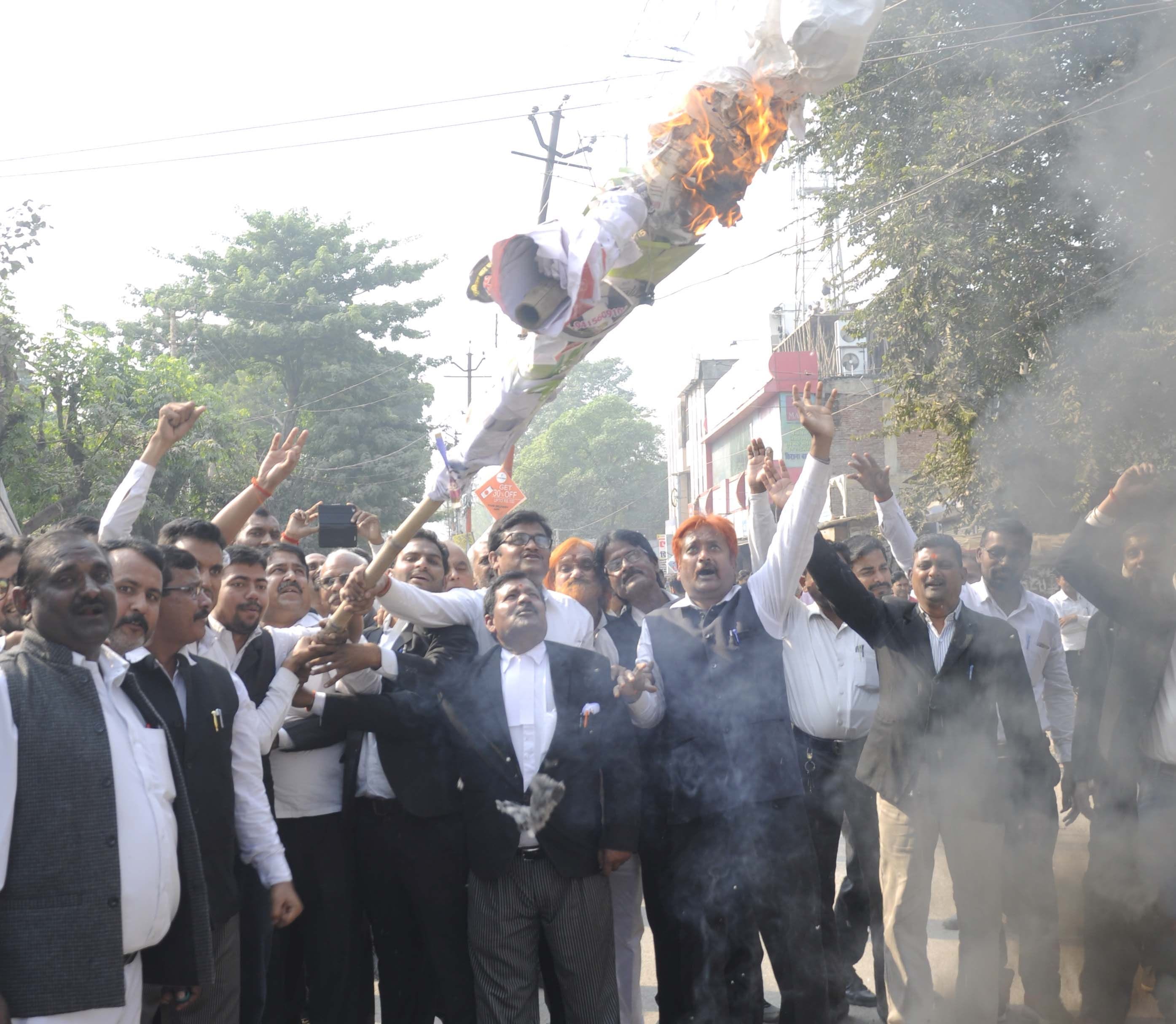 कचहरी गेट पर कैबिनेट मंत्री मोती सिंह का पुतला फूंकते अधिवक्ता। कचहरी गेट पर कैबिनेट मंत्री मोती सिंह का पुतला फूंकते अधिवक्ता।