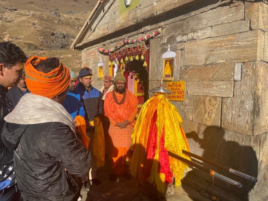 बृहस्पतिवार को द्वितीय केदार भगवान मद्महेश्वर धाम के कपाट शीतकाल के लिए हुए बंद। मंदिर परिसर मे?