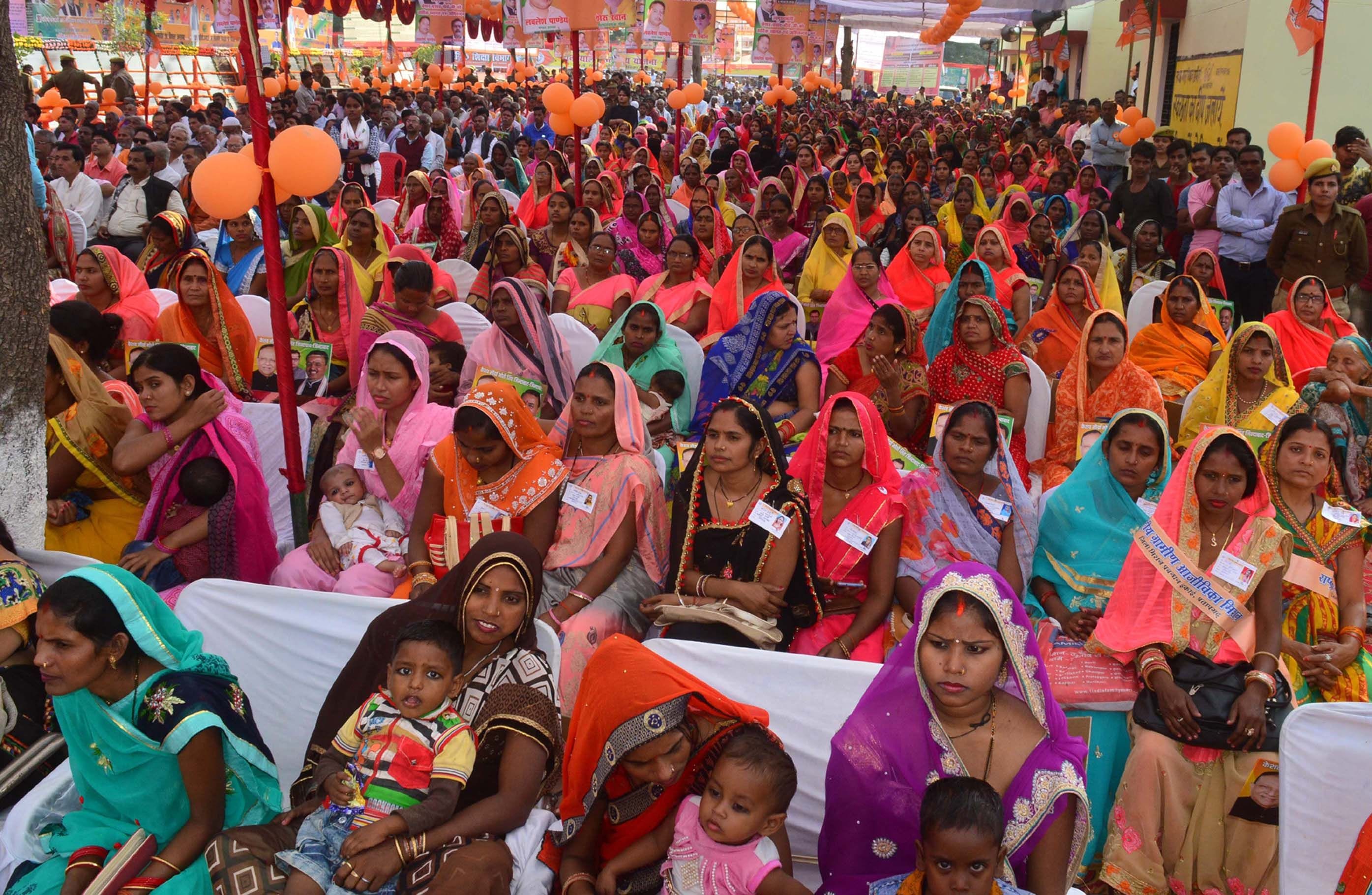 बाबा बेलखरनाथ ब्लाक परिसर में डिप्टी सीएम केशव प्रसाद मौर्या के कार्यक्रम में जुटी भीड़।। बाबा बेलखरनाथ ब्लाक परिसर में डिप्टी सीएम केशव प्रसाद मौर्या के कार्यक्रम में जुटी भीड़।।