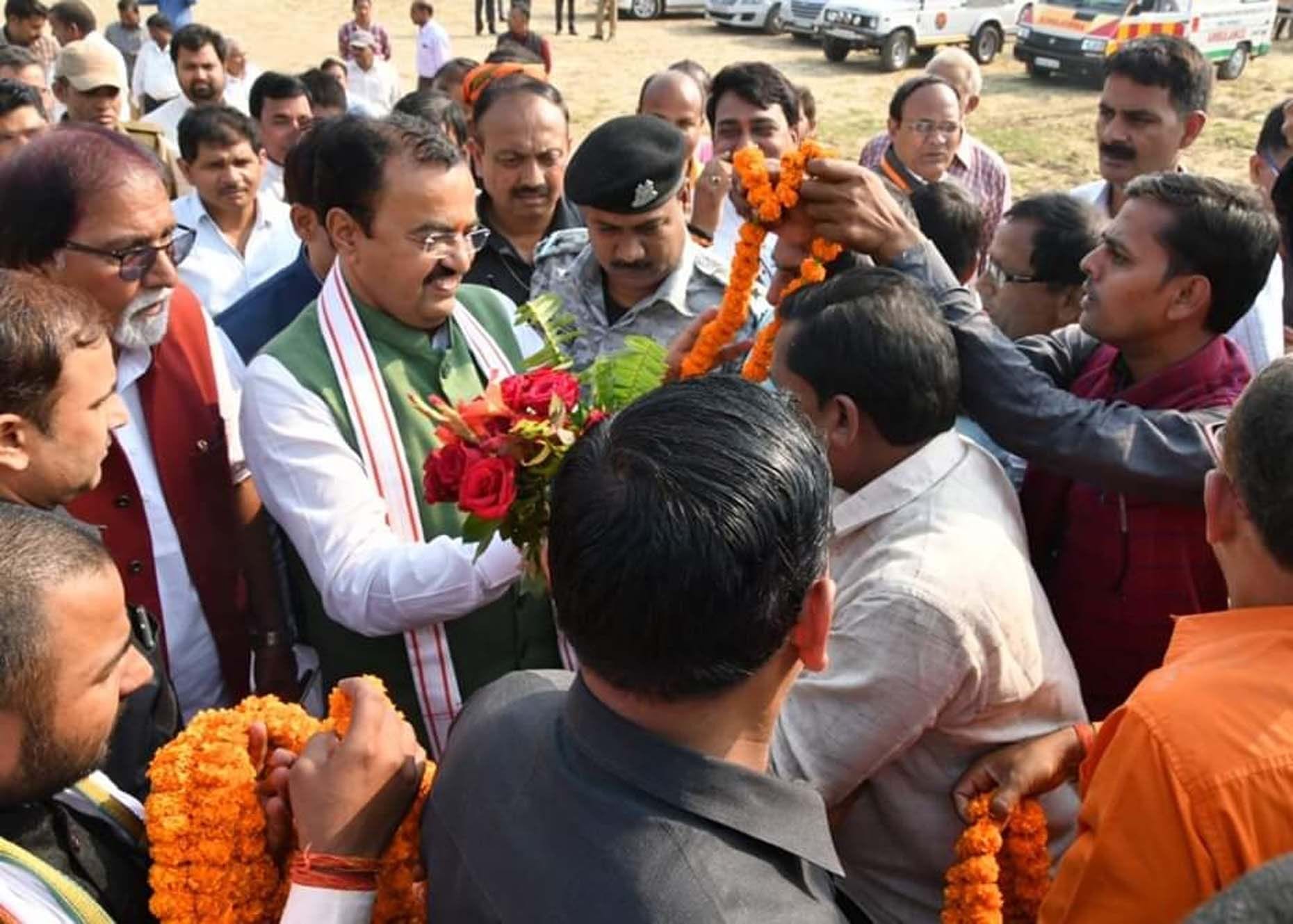 डिप्टी सीएम केशव प्रसाद मौर्या का हेलीपैड पर स्वागत करते कार्यकर्ता। डिप्टी सीएम केशव प्रसाद मौर्या का हेलीपैड पर स्वागत करते कार्यकर्ता।