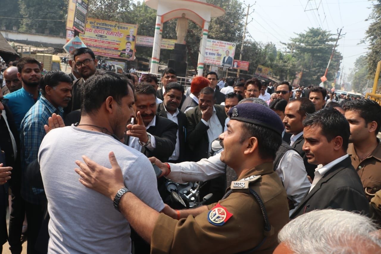 कचहरी के सामने मांगो को लेकर प्रदर्शन कर रहे अधिवक्ताओं को समझाते सीओ। कचहरी के सामने मांगो को लेकर प्रदर्शन कर रहे अधिवक्ताओं को समझाते सीओ।