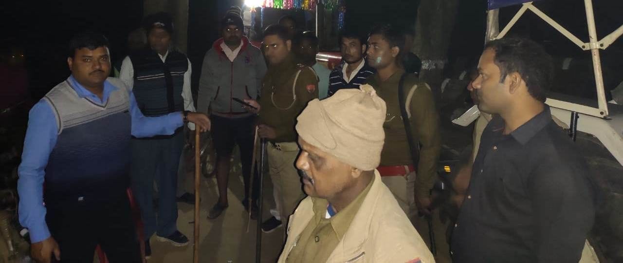 महराजगंज में वन विभाग की टीम पर हमले के बाद पहुंची पुलिस। महराजगंज में वन विभाग की टीम पर हमले के बाद पहुंची पुलिस।