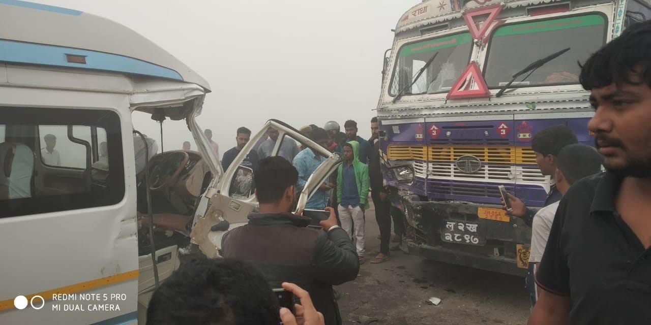 महराजगंज के सोनौली राष्ट्रीय राजमार्ग पर कुनसेरवा बाईपास के महुआ गांव के पास टैंकर और टेंपो ट्र? महराजगंज के सोनौली राष्ट्रीय राजमार्ग पर कुनसेरवा बाईपास के महुआ गांव के पास टैंकर और टेंपो ट्र?