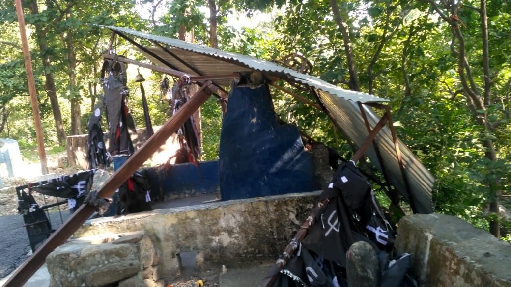 टनकपुर में किरोड़ा पुल से ऊपर सड़क किनारे हाथी द्वारा क्षतिग्रस्त किया गया शनि मंदिर का टिनशेड।