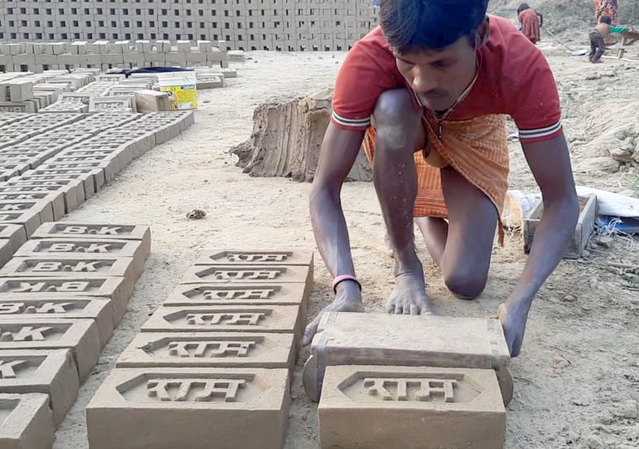 अयोध्या में तैयार हो रहीं राम नाम का ईंटें। अयोध्या में तैयार हो रहीं राम नाम का ईंटें।