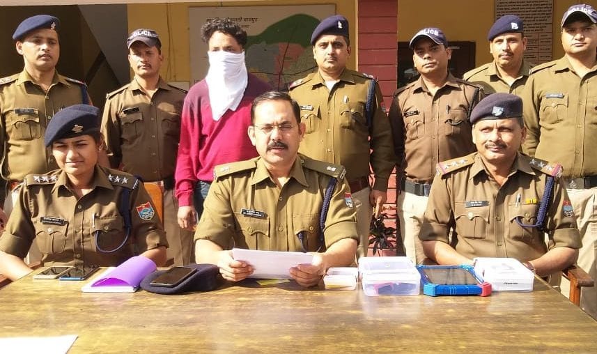बाजपुर कोतवाली में कार चोर गिरोह गिरफ्तार आरोपी और पुलिस टीम।