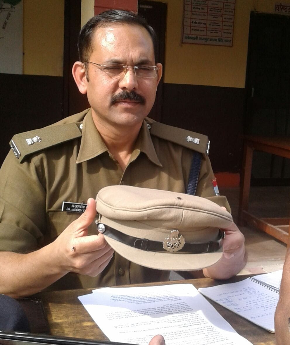 बाजपुर कोतवाली में बरामद दिल्ली पुलिस की टोपी दिखाते एएसपी जगदीश चंद।
