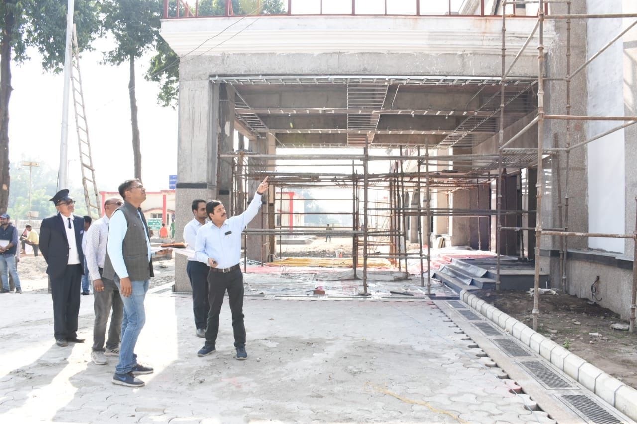 टनकपुर में रेलवे स्टेशन के मुख्य भवन के जीर्णोद्धार निर्माण कार्य का निरीक्षण करते डीआरएम दिनेश