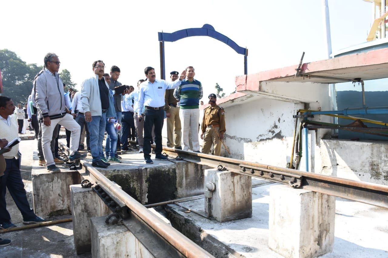 टनकपुर रेलवे स्टेशन में वाशिंग पिट का निरीक्षण करते डीआरएम दिनेश कुमार सिंह।