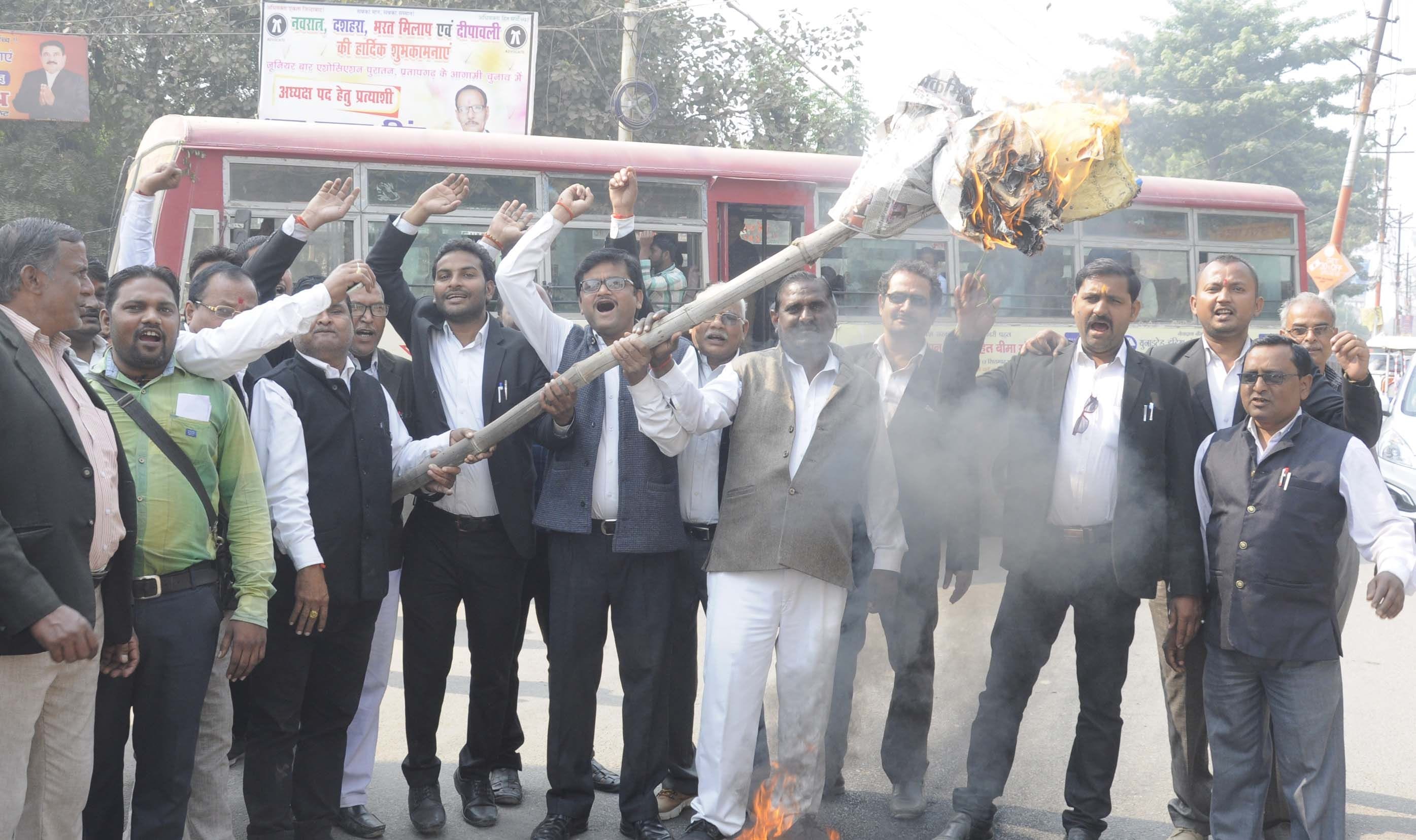 कचहरी गेट पर जिलाधिकारी का पुतला फूंकते आक्रोशित अधिवक्ता। कचहरी गेट पर जिलाधिकारी का पुतला फूंकते आक्रोशित अधिवक्ता।