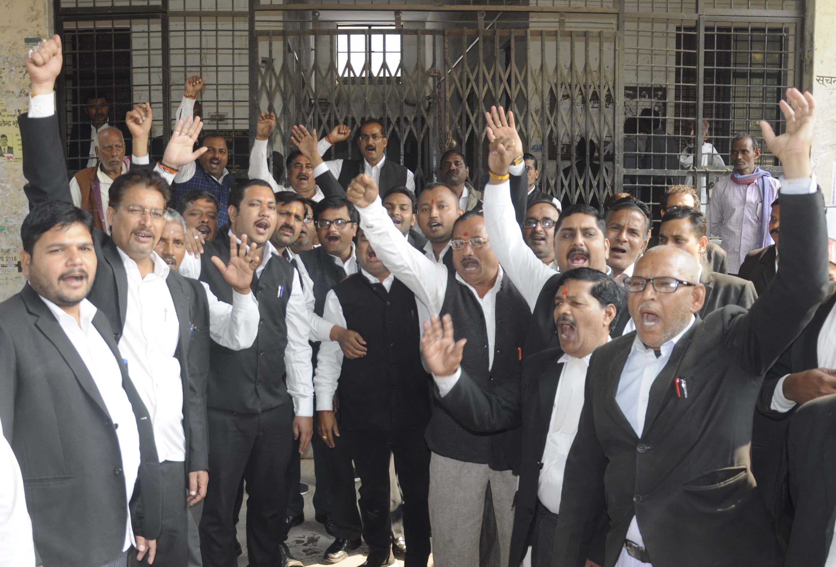 कचहरी में ग्राम न्यायालय के विरोध में तालाबंदी कर प्रदर्शन करते अधिवक्ता। कचहरी में ग्राम न्यायालय के विरोध में तालाबंदी कर प्रदर्शन करते अधिवक्ता।
