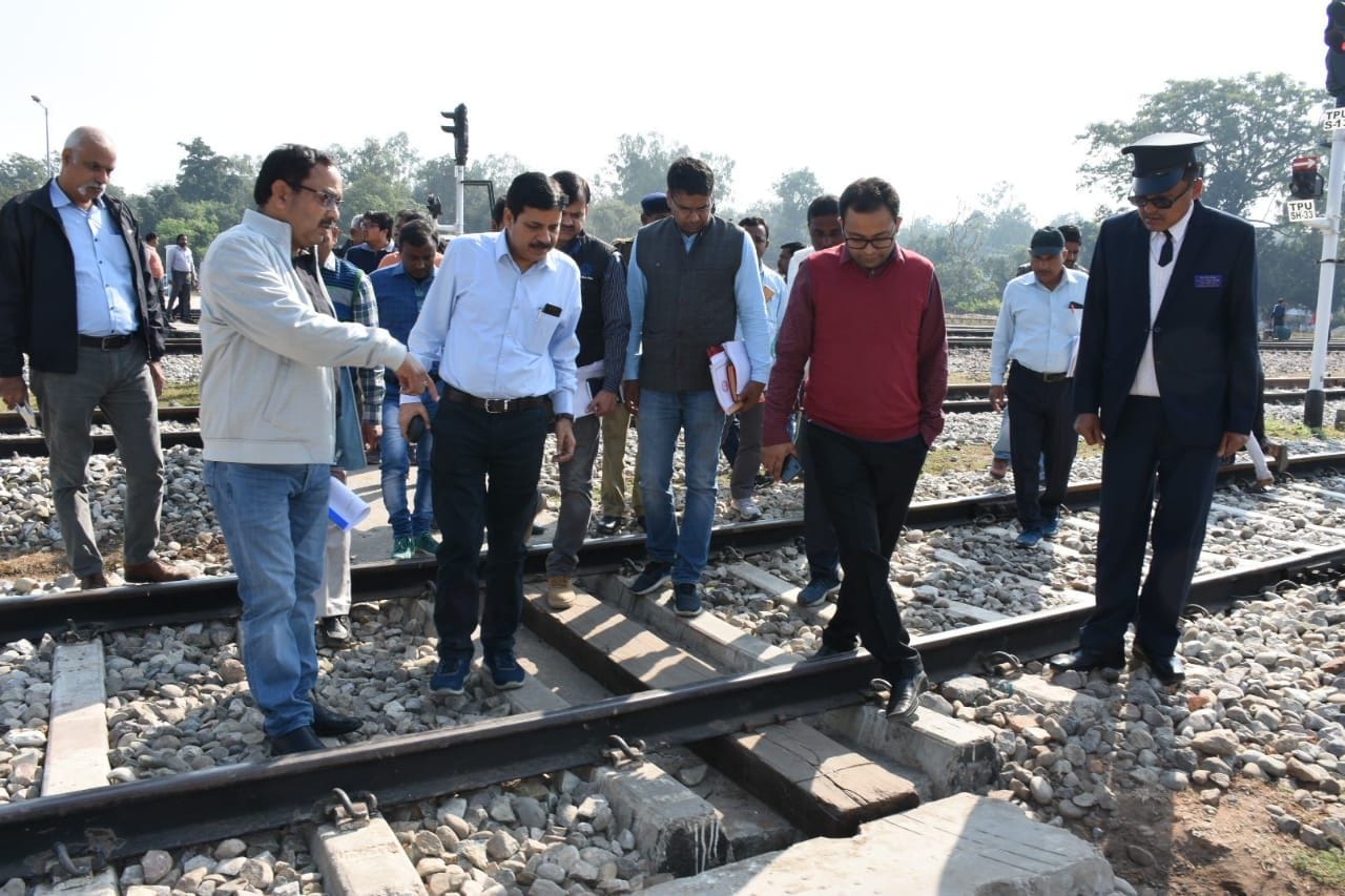 टनकपुर रेलवे स्टेशन में वाशिंग पिट लाइन का निरीक्षण करते डीआरएम दिनेश कुमार सिंह व अन्य अधिकारी?