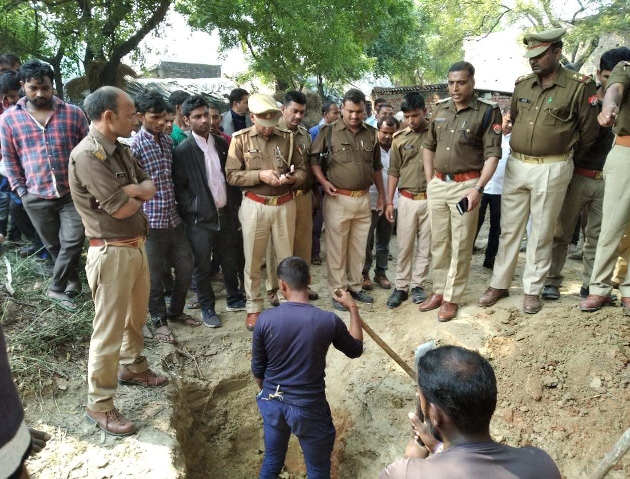 मानधाता के उसरापुर में छात्र का शव दफनाने के लिए आरोपी के दरवाजे पर कर रहे खोदाई को रोकती पुलिस। मानधाता के उसरापुर में छात्र का शव दफनाने के लिए आरोपी के दरवाजे पर कर रहे खोदाई को रोकती पुलिस।