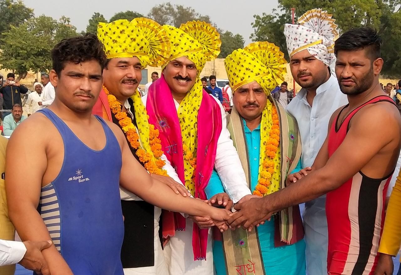फोटो-43 नौहझील के दंगल में पहलवानों के हाथ मिलवाते रालोद नेता योगेश नौहवार व अन्य।