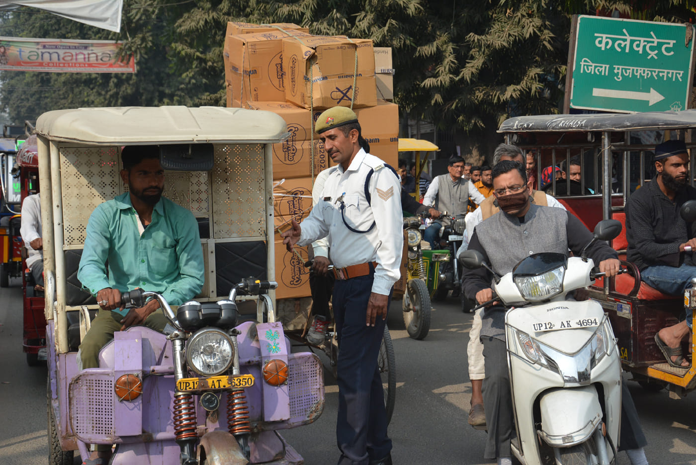 प्रकाश चौक पर ट्रैफिक नियत्रण करता यातातात कर्मी। प्रकाश चौक पर ट्रैफिक नियत्रण करता यातातात कर्मी।
