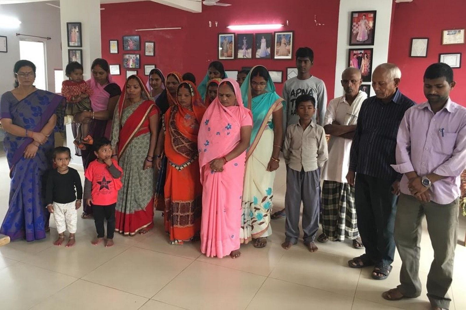 मेजवां गांव में स्थित कैफी आजमी चिकनकारी सेंटर में आयोजित शोकसभा में मौजूद लोग। मेजवां गांव में स्थित कैफी आजमी चिकनकारी सेंटर में आयोजित शोकसभा में मौजूद लोग।