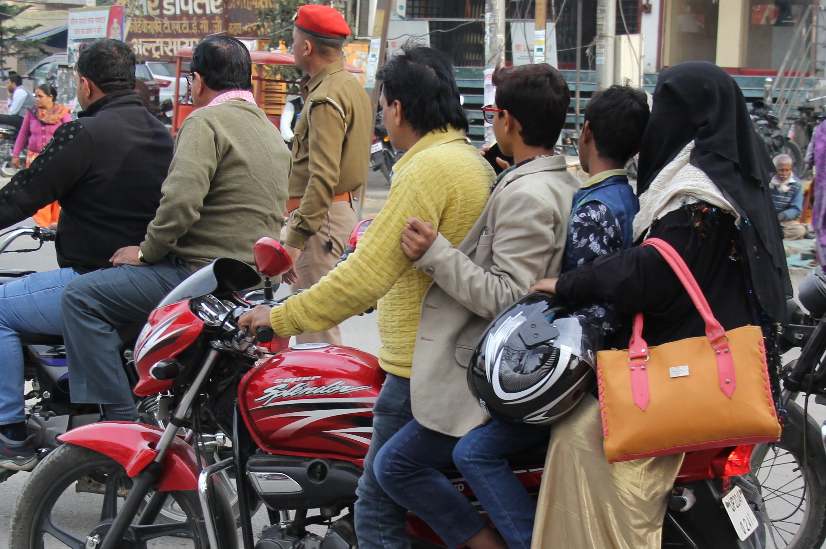 बिजनौर में जजी चौक से बाइक पर बैठकर गुजरते चार लोग। बिजनौर में जजी चौक से बाइक पर बैठकर गुजरते चार लोग।