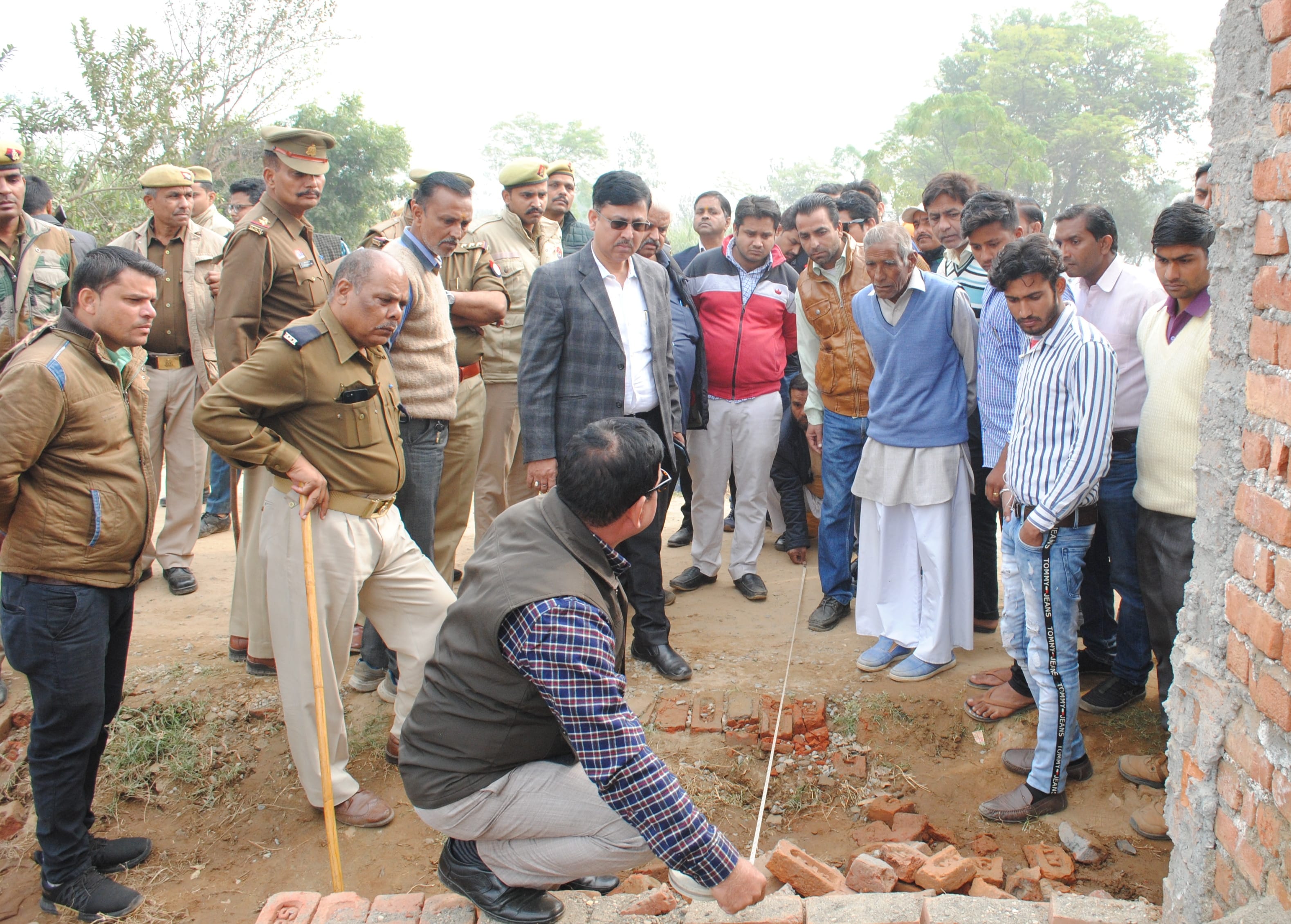 बिजनौर में एआरटीओ और कॉलोनाइजर के बीच धक्कामुक्की के बाद रास्ते की पैमाइश करता लेखपाल। बिजनौर में एआरटीओ और कॉलोनाइजर के बीच धक्कामुक्की के बाद रास्ते की पैमाइश करता लेखपाल।