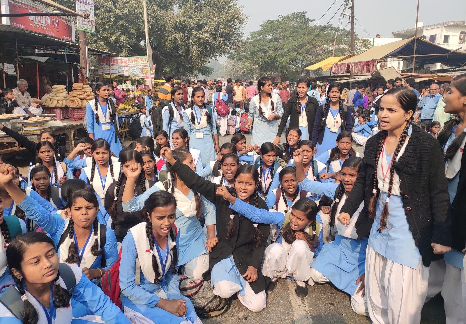 राजकीय बालिका इंटर कॉलेज अतरौलिया की प्रधानाचार्य रश्मि प्रिया सिंह के स्थानांतरण के विरोध में राजकीय बालिका इंटर कॉलेज अतरौलिया की प्रधानाचार्य रश्मि प्रिया सिंह के स्थानांतरण के विरोध में