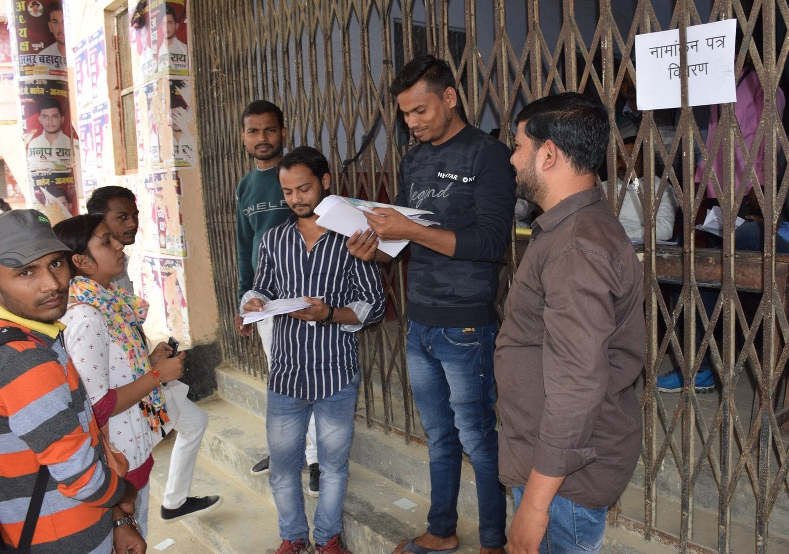 डीएवी पीजी कालेज के छात्र संघ चुनाव के लिए नामांकन पत्र खरिदते प्रत्याशी। डीएवी पीजी कालेज के छात्र संघ चुनाव के लिए नामांकन पत्र खरिदते प्रत्याशी।