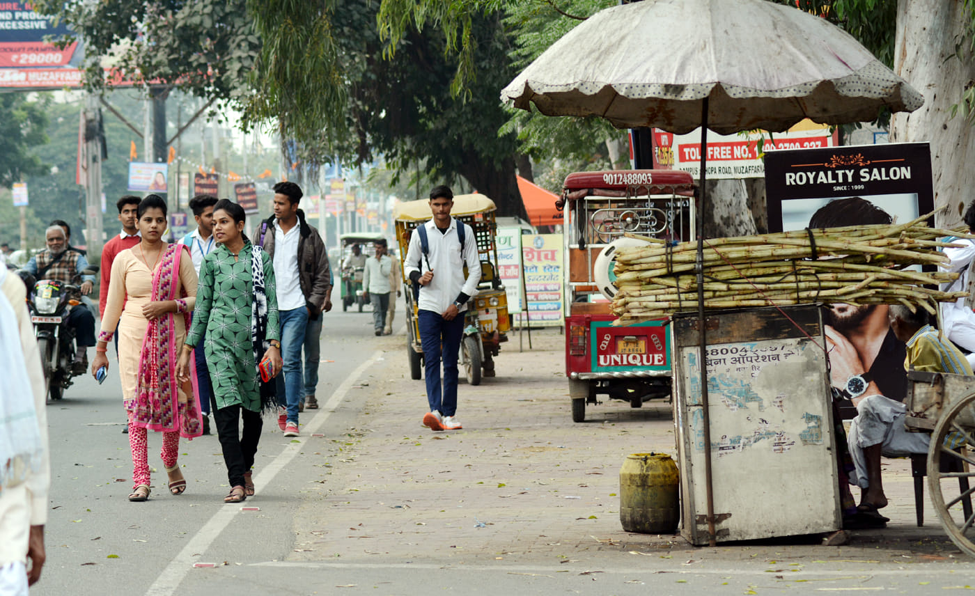 भोपा रोड पर फुटपात फैला अतिक्रमण एवं सड़क पर चलते नागरिक। भोपा रोड पर फुटपात फैला अतिक्रमण एवं सड़क पर चलते नागरिक।
