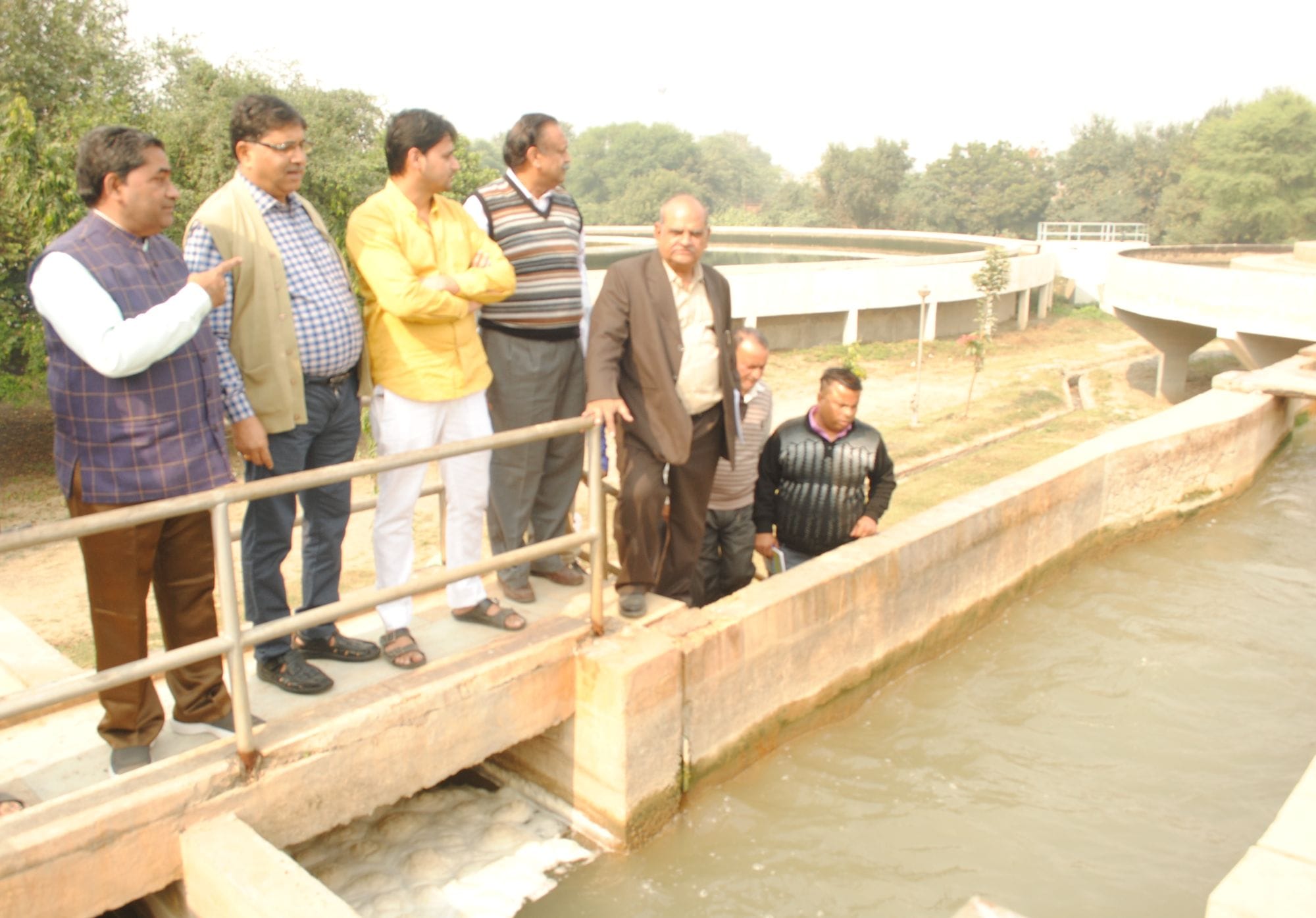 गोकुल बैराज पर गंगाजल प्रोजेक्ट का निरीक्षण करते महापौर मुकेश आर्य बंधु परियोजना निदेशक महाराज गोकुल बैराज पर गंगाजल प्रोजेक्ट का निरीक्षण करते महापौर मुकेश आर्य बंधु परियोजना निदेशक महाराज