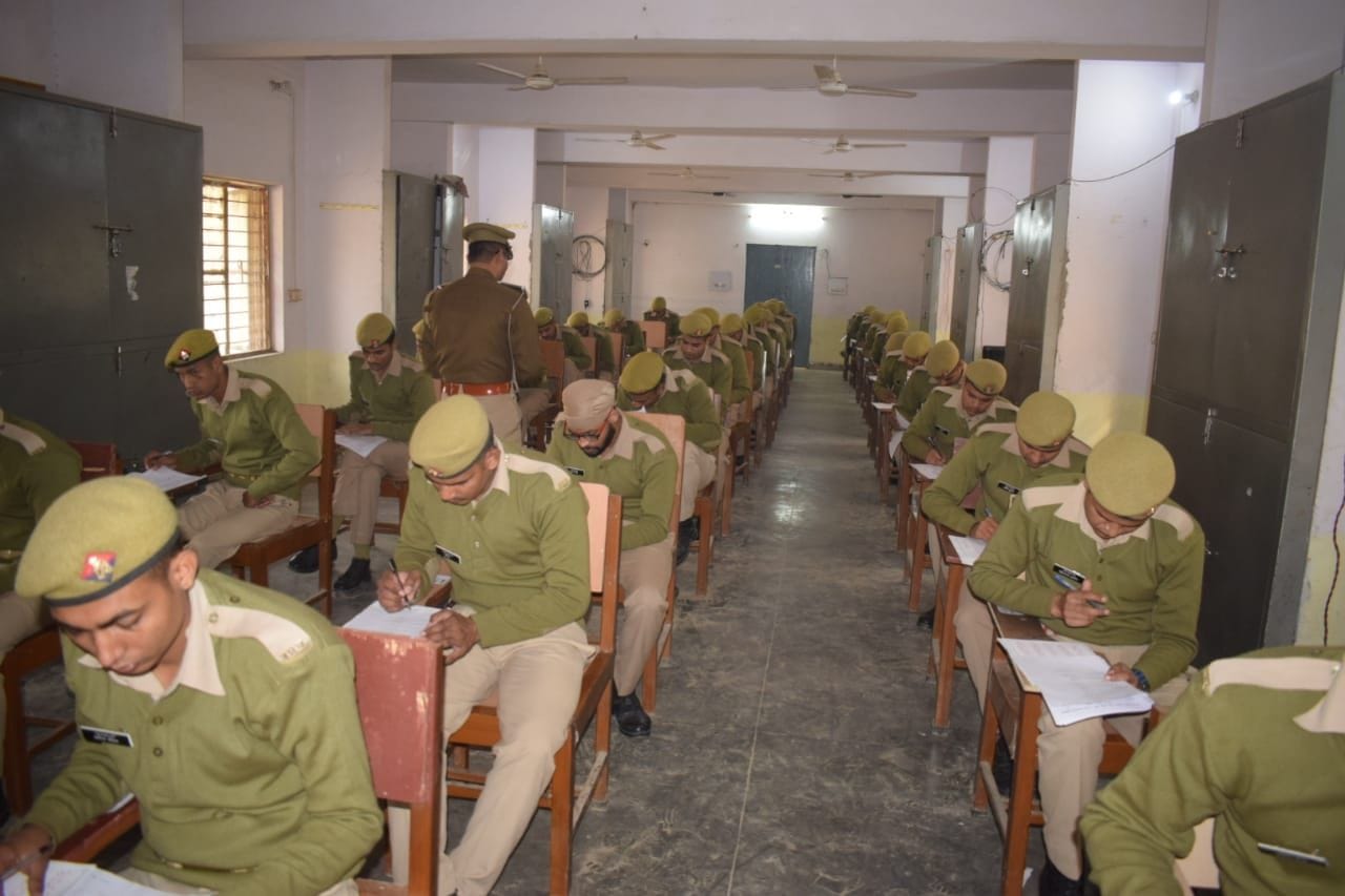 पुलिस लाइन में परीक्षा देते रिक्रूट आरक्षी पुलिस लाइन में परीक्षा देते रिक्रूट आरक्षी