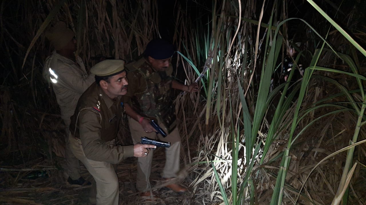 14-रतनपुरी में मुठभेड़ के दौरान काबिंग करती पुलिस। 14-रतनपुरी में मुठभेड़ के दौरान काबिंग करती पुलिस।