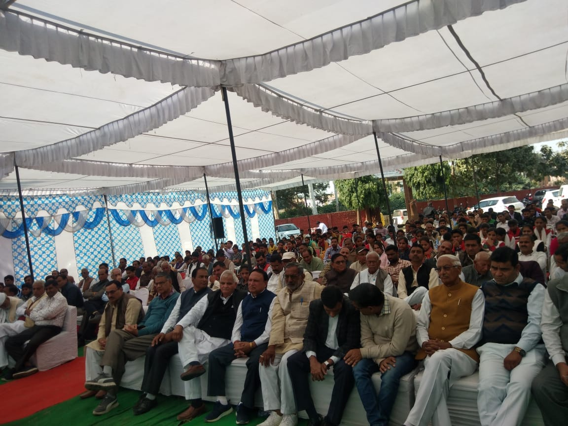 रामपुर तिराहे पर सम्मान समारोह में मौजूद ग्रामीण।। रामपुर तिराहे पर सम्मान समारोह में मौजूद ग्रामीण।।