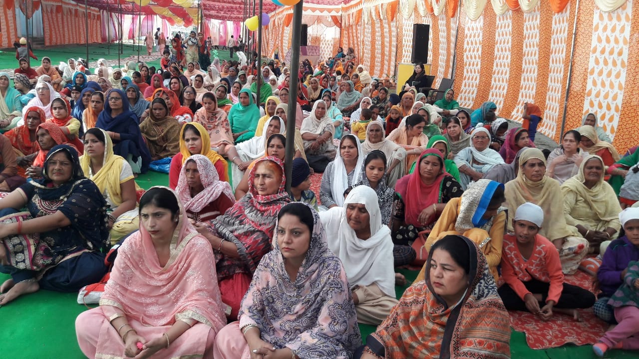 पुरकाजी में बाबा गुरु नानक देव के 550 सालाना प्रकाशोत्सव में मौजूद श्रद्वालु। पुरकाजी में बाबा गुरु नानक देव के 550 सालाना प्रकाशोत्सव में मौजूद श्रद्वालु।