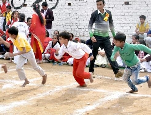 दशमेश पब्लिक स्कूल में दौड़ प्रतियोगिता में भाग लेते बच्चे।