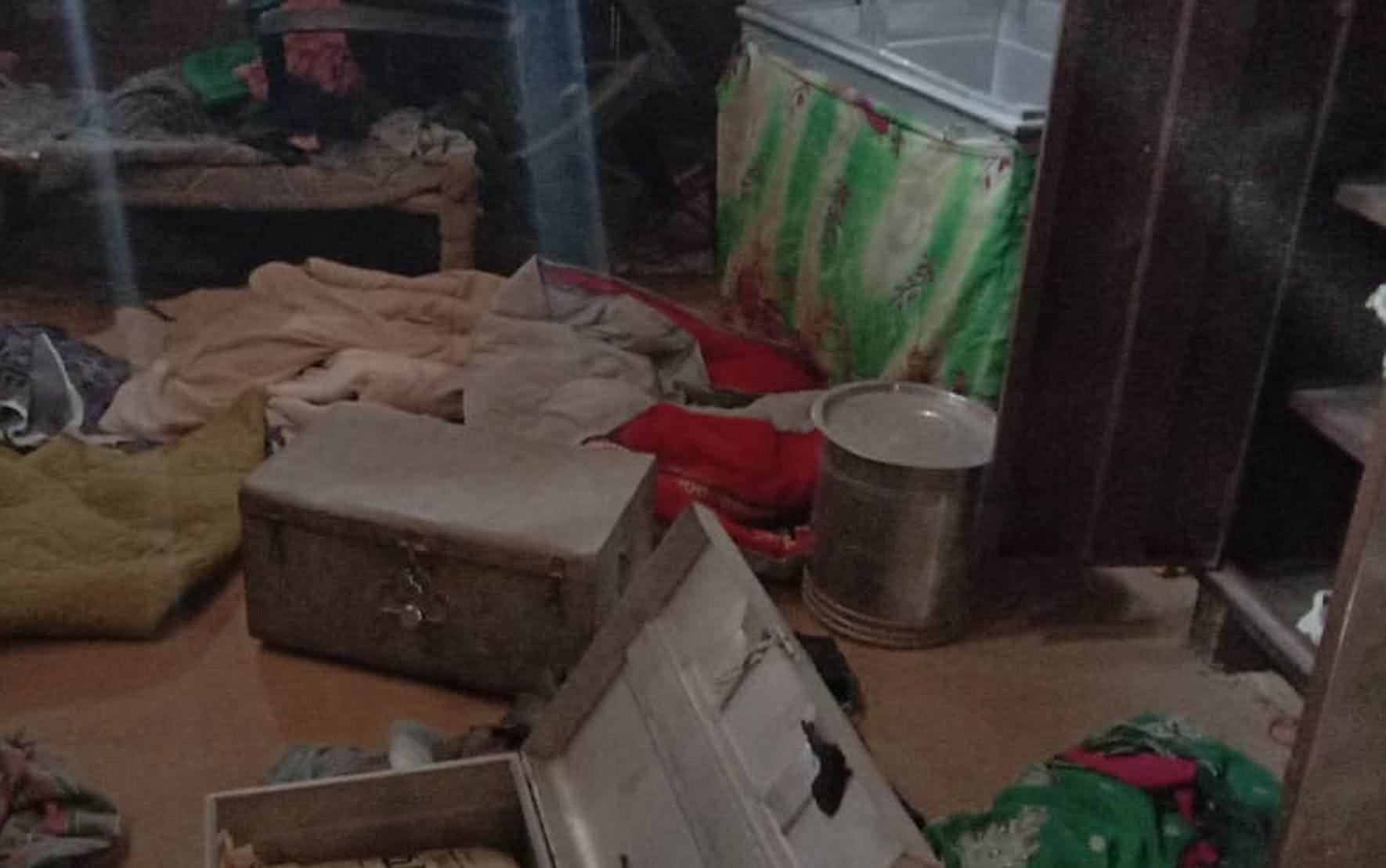 थाना एका के नगला गजू में पुलिस द्वारा दविस के दौरान की सामान की तोडफोड थाना एका के नगला गजू में पुलिस द्वारा दविस के दौरान की सामान की तोडफोड