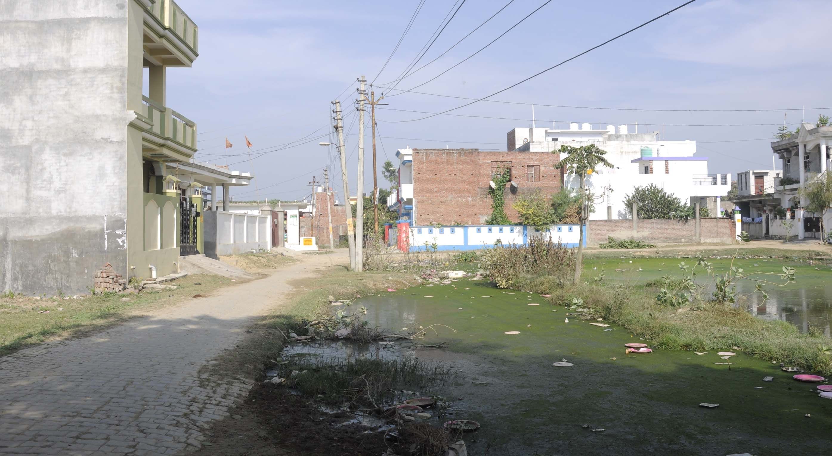रूपापुर नई बस्ती में बेल्हा माइनर की जगह बने भवन।