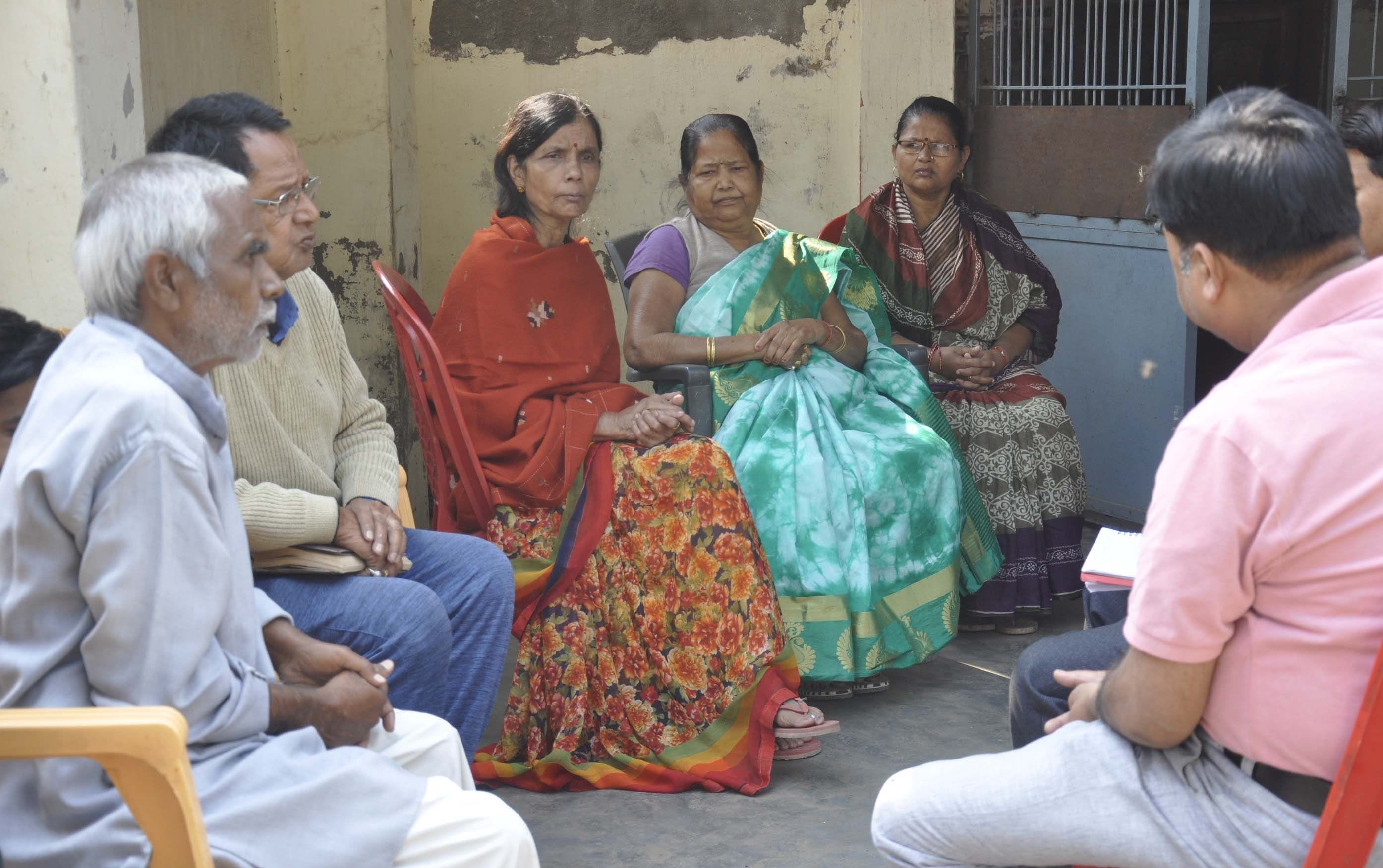 नगर कोतवाली के पड़ाव वार्ड में संदिग्ध दशा में गोदाम में आग लगने से जलकर मृत युवक के दुखी परिजन। नगर कोतवाली के पड़ाव वार्ड में संदिग्ध दशा में गोदाम में आग लगने से जलकर मृत युवक के दुखी परिजन।