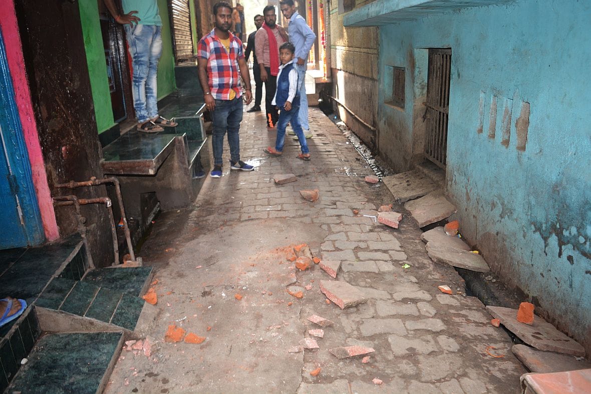 दम्मामल नगर में दो पक्षो में मारपीट और पथराव की घटना के बाद सडक पर पडे ईट पत्थर