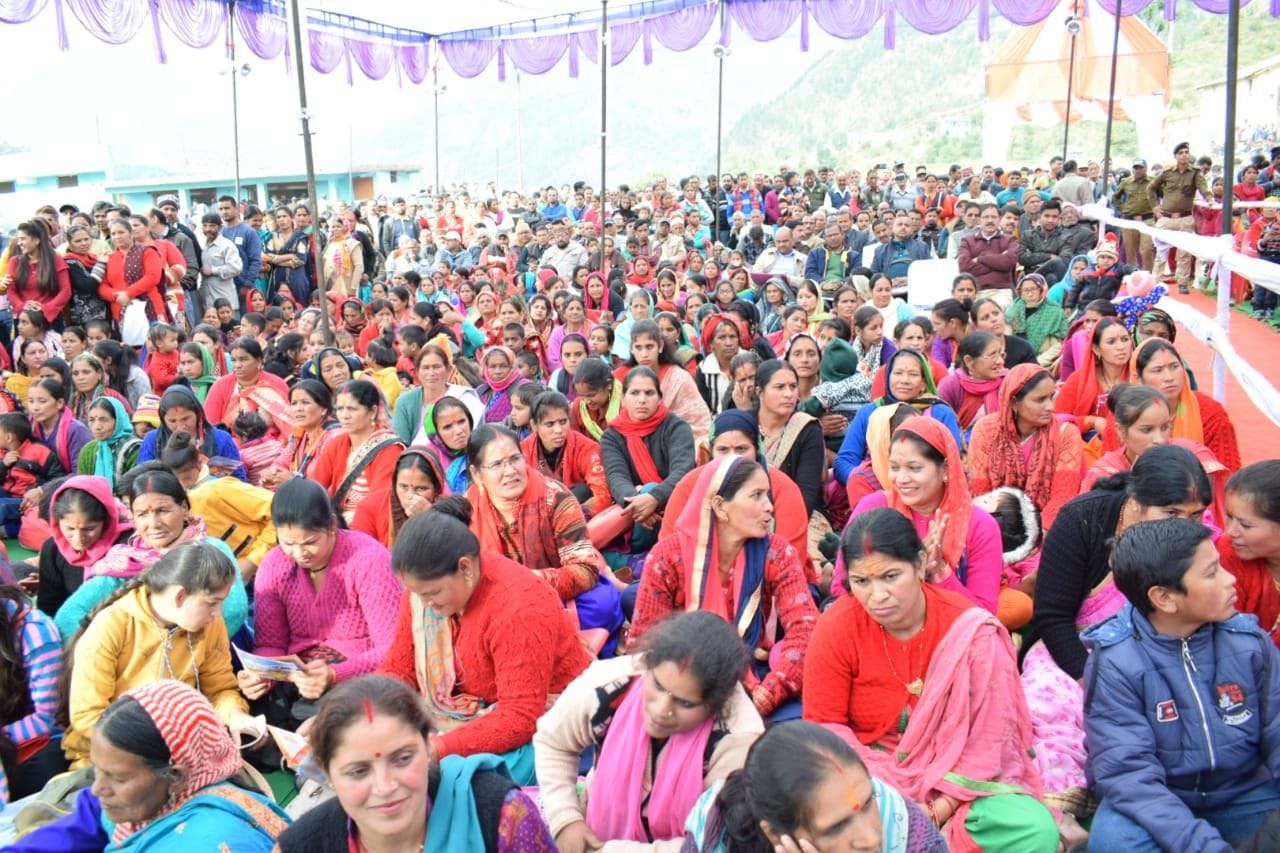खीमठ में मद्महेश्वर मेला के दूसरे दिन उमड़ी मेलार्थियों की भीड़।