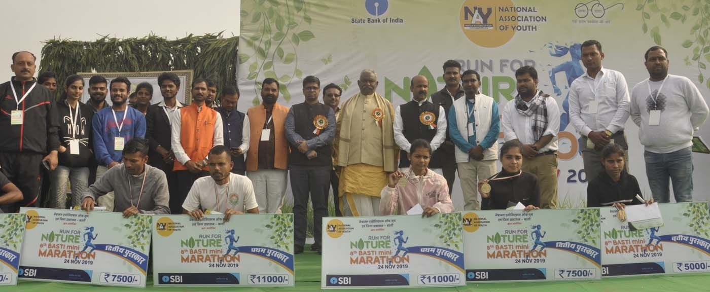 मिनी मैराथन दौड़ मे विजेताओ को   कैविनेट मंत्री श्रीराम चौहान, सांसद हरीश द्विवेदी, डीएम आशुतोष न?