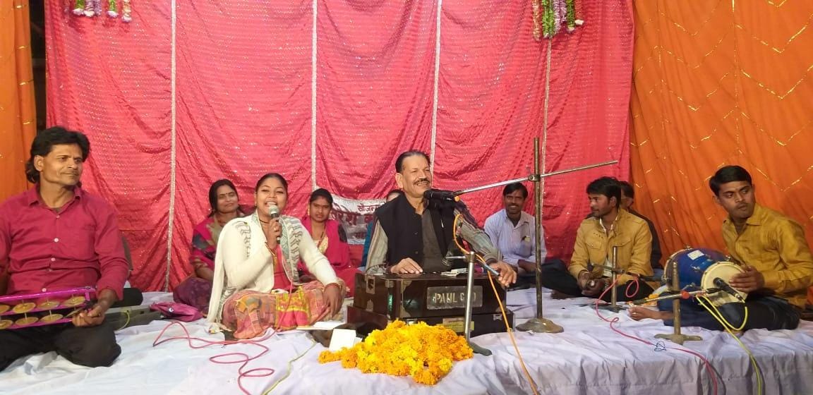मंच पर प्रस्तुति देते देशराज पटेरिया व उनके साथी