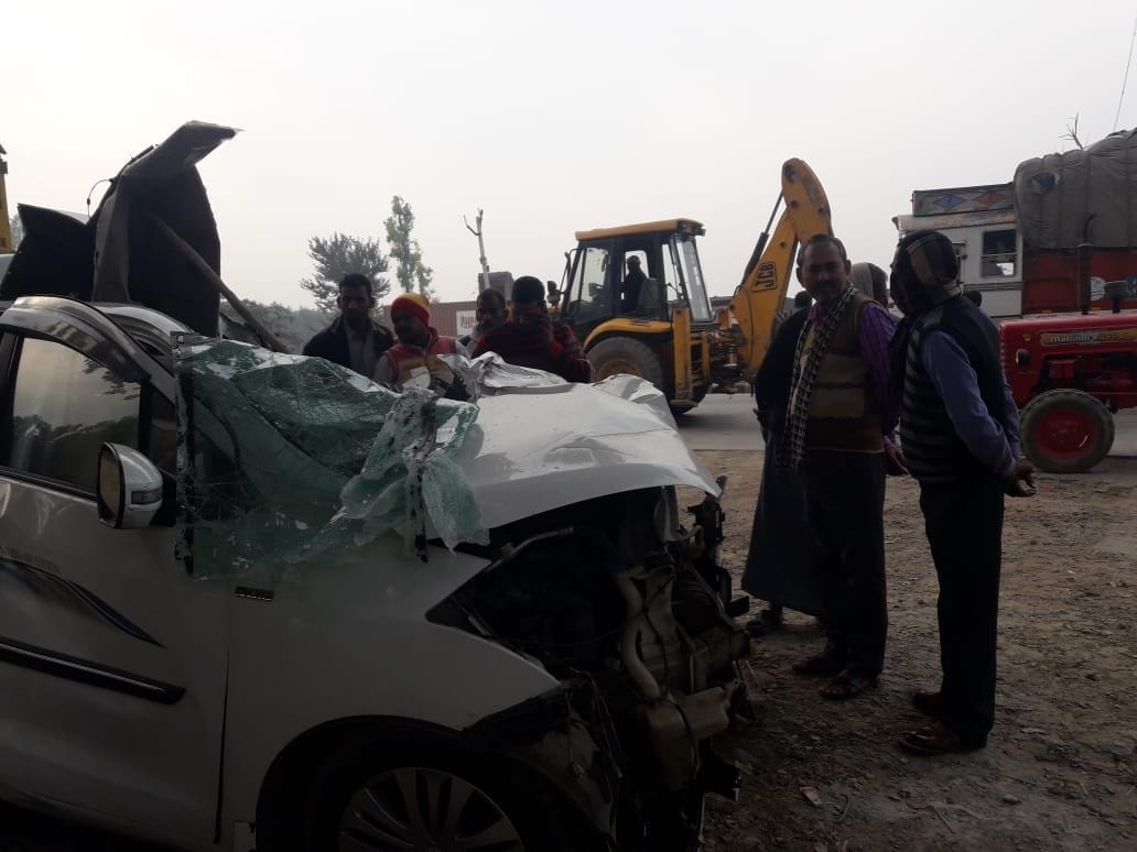 कौशाम्बी जनपद के सैनी कोतवाली के केसरिया मोड़ के पास रविवार की भोर खड़े ट्रक से टकराई कार के उड़े ? कौशाम्बी जनपद के सैनी कोतवाली के केसरिया मोड़ के पास रविवार की भोर खड़े ट्रक से टकराई कार के उड़े ?