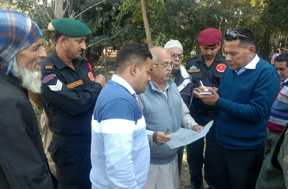 भूमि की नपाई करती निगम की टीम भूमि की नपाई करती निगम की टीम