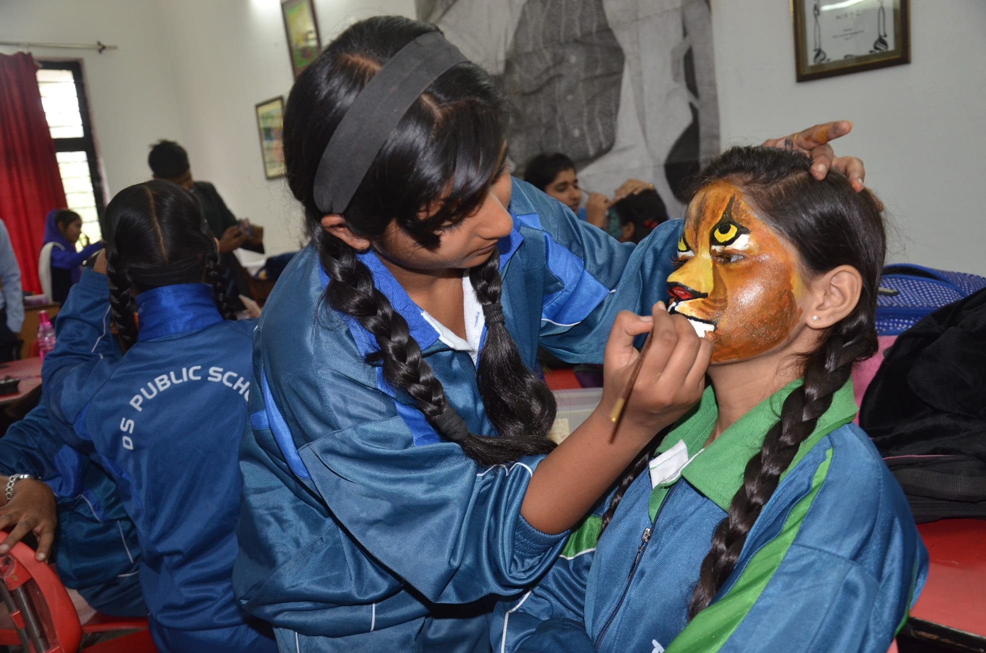 श्रीराम कॉलेज में आयोजित कला प्रतियोगिता में चेहरे पर चित्रकारी करती बाल कलाकार। श्रीराम कॉलेज में आयोजित कला प्रतियोगिता में चेहरे पर चित्रकारी करती बाल कलाकार।