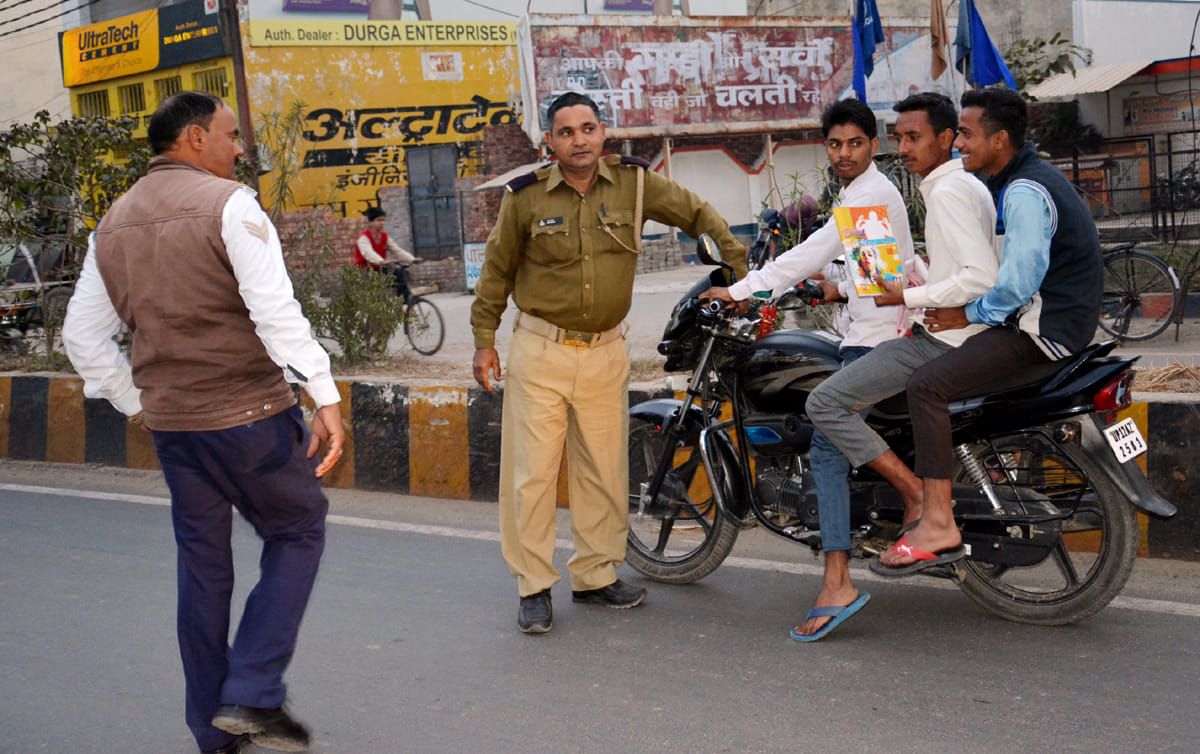 रुडकी रोड पर ट्रिपल राईडिग करते युवको को रोकते यातायात कर्मी। रुडकी रोड पर ट्रिपल राईडिग करते युवको को रोकते यातायात कर्मी।