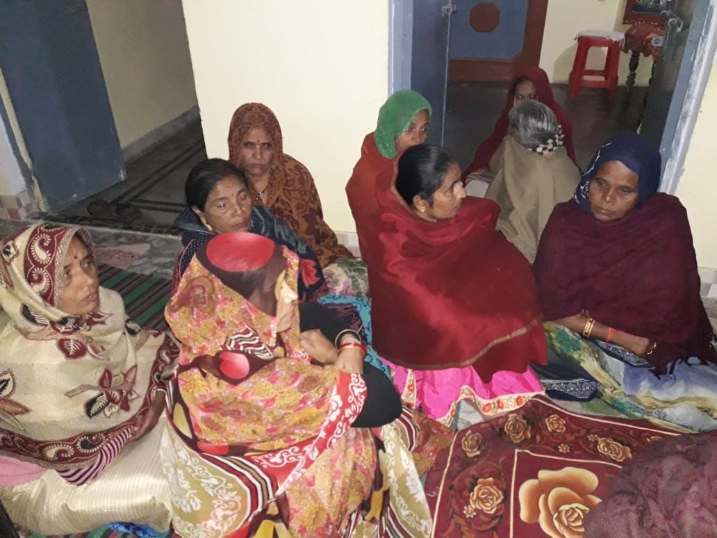 अपर्णा के चाचा विजय के घर बैठी महिलाएं।