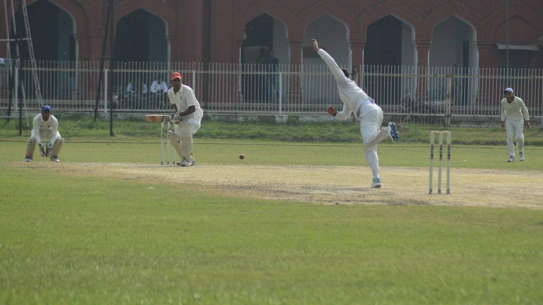 अमुवि में चल रहे नार्थ जोन क्रिकेट टूर्नामेंट में शार्ट लगाता इलाहबाद टीम का बल्लेबाज। अमुवि में चल रहे नार्थ जोन क्रिकेट टूर्नामेंट में शार्ट लगाता इलाहबाद टीम का बल्लेबाज।