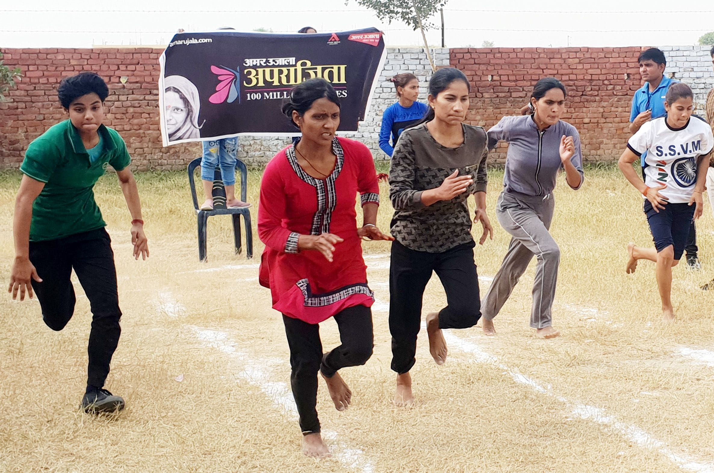 अमर उजाला के अपराजिता अभियान के तहत दौड़ प्रतियामें शामिल छात्राएं। अमर उजाला के अपराजिता अभियान के तहत दौड़ प्रतियामें शामिल छात्राएं।