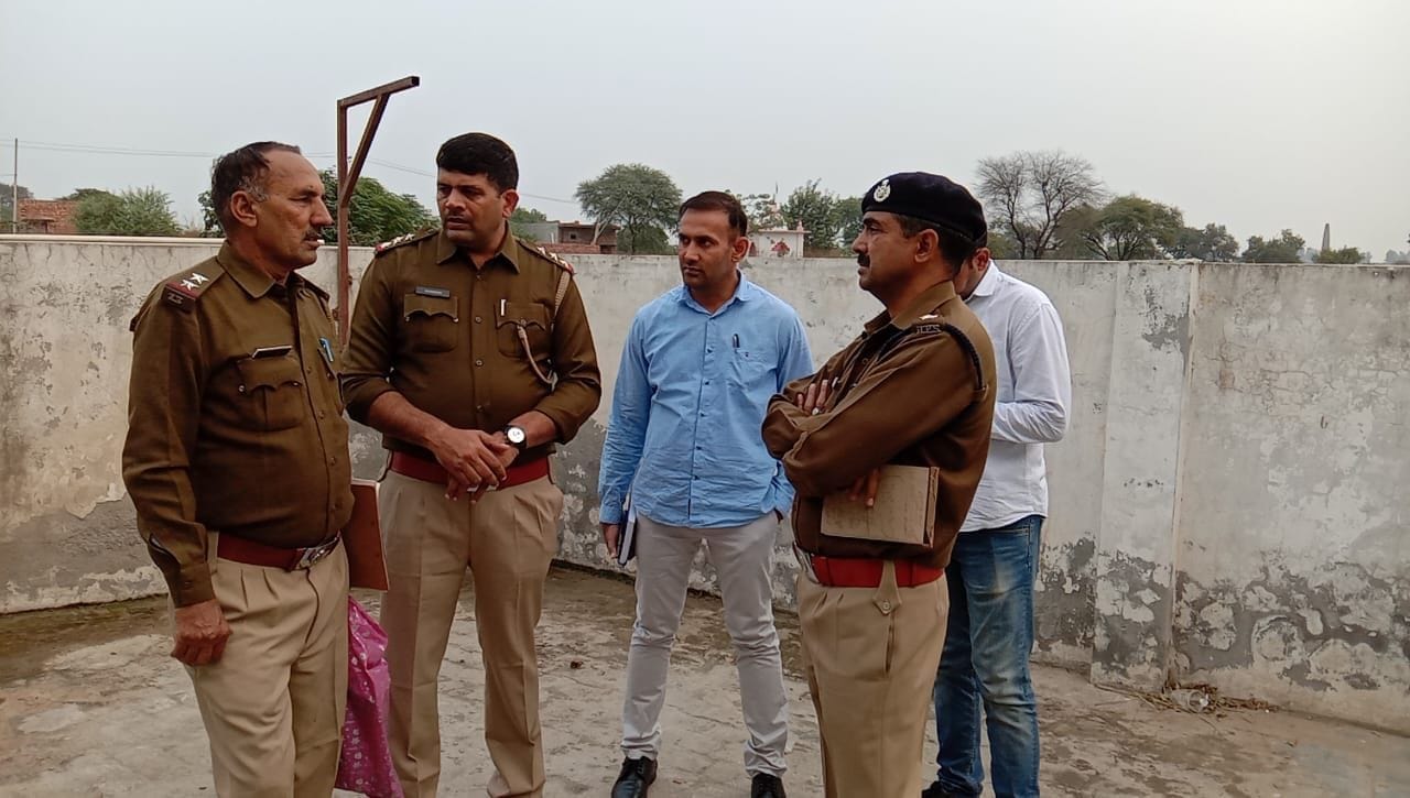  गांव छतेहरा में सर्विस स्टेशन पर युवक की हत्या के बाद जांच करते डीएसपी व थाना प्रभारी।