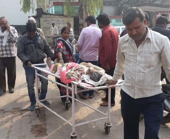 जिला अस्पताल में मरीज का स्ट्रेचर खींचकर ले जाते तीमारदार। जिला अस्पताल में मरीज का स्ट्रेचर खींचकर ले जाते तीमारदार।
