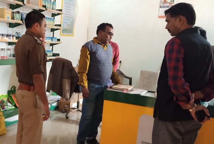 ज0ठवारा थाने के सराय देवराय के खाद की गोदाम में लूट की घटना के बाद पीड़ित से पूछताछ करते सीओ। ज0ठवारा थाने के सराय देवराय के खाद की गोदाम में लूट की घटना के बाद पीड़ित से पूछताछ करते सीओ।