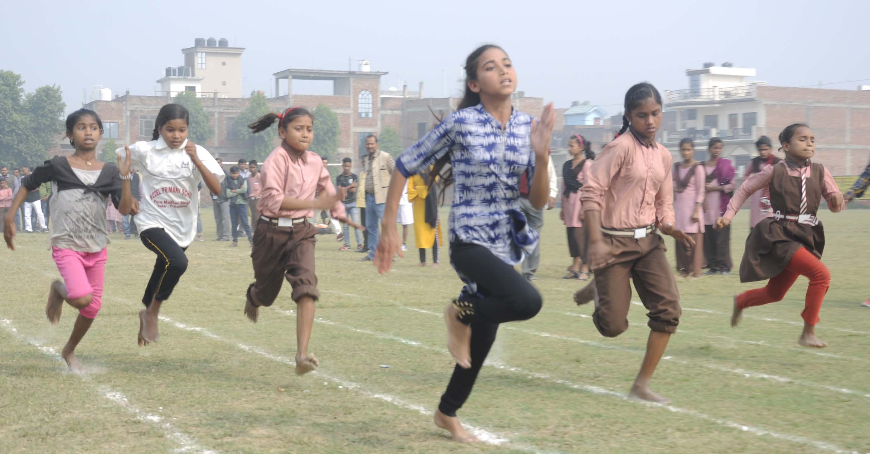 स्टेडियम में आयोजित तीन दिवसीय बाल क्रीड़ा प्रतियोगिता में दौड़ लगाती छात्राएं। स्टेडियम में आयोजित तीन दिवसीय बाल क्रीड़ा प्रतियोगिता में दौड़ लगाती छात्राएं।
