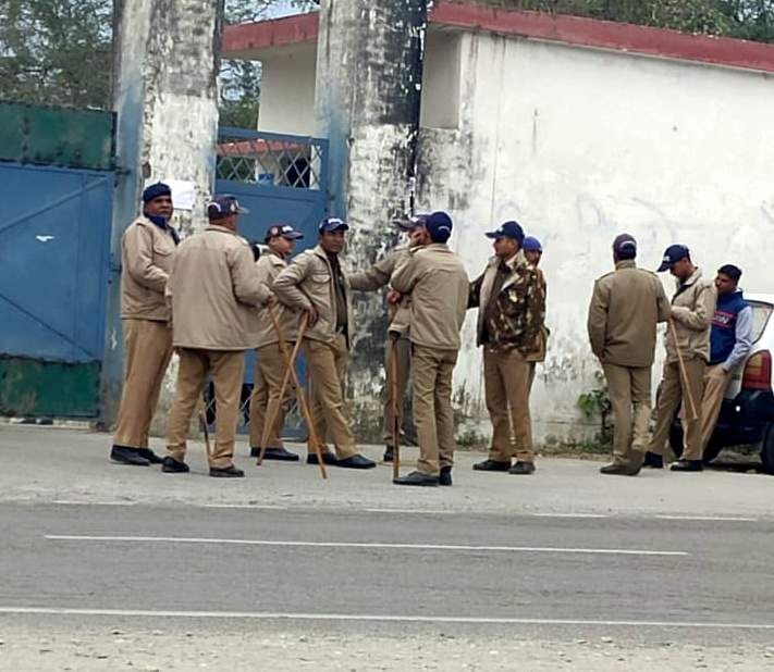 शीशमबाड़ा प्लांट के बाहर तैनात पुलिस फोर्स। शीशमबाड़ा प्लांट के बाहर तैनात पुलिस फोर्स।